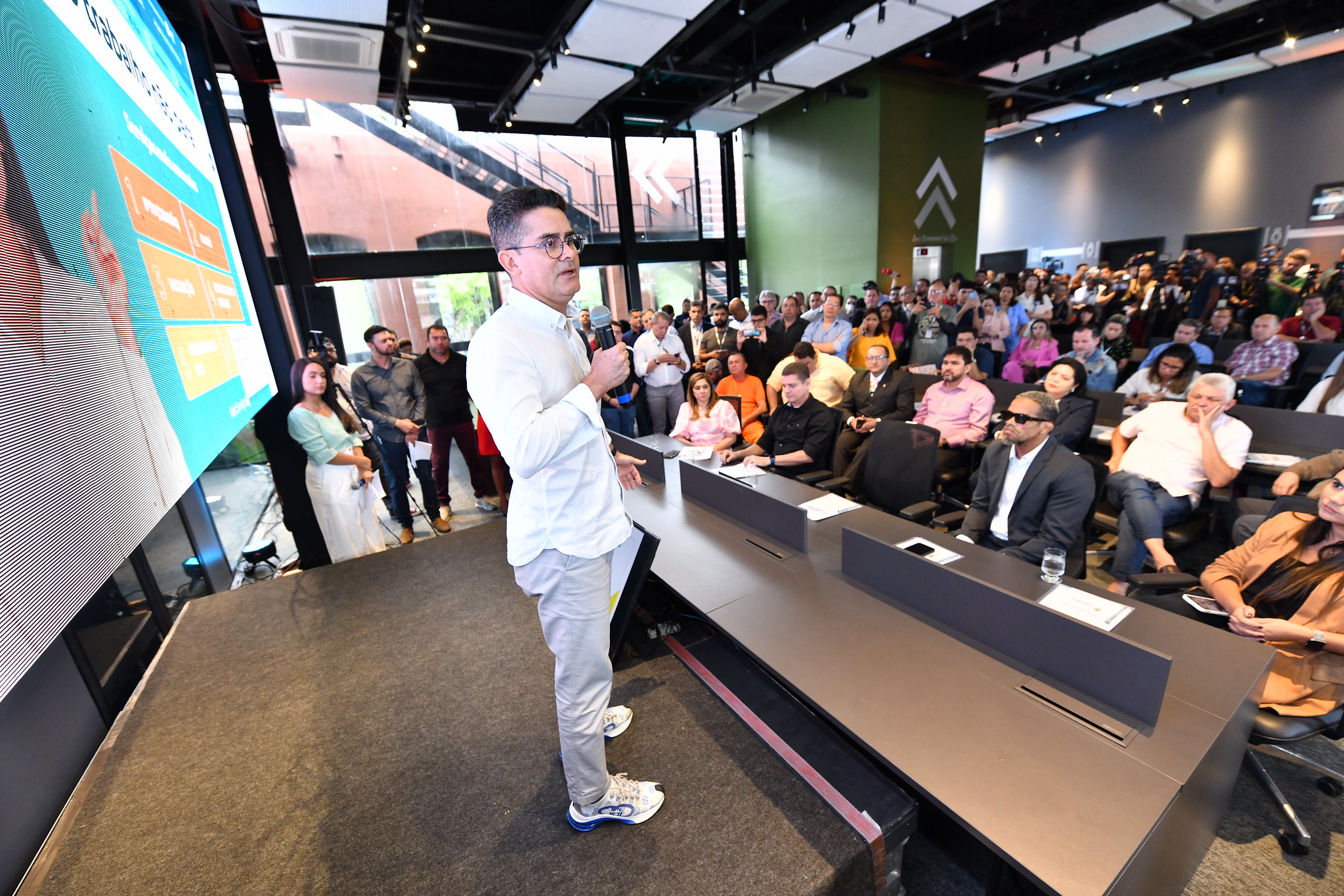 Prefeito David Almeida lança novo portal de serviços do município